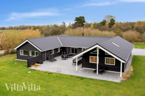 Dette skønne poolhus nr. 469 med plads til 22 personer ligger i Lolland/Falster/Møn