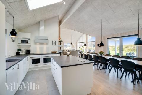 Køkkenet i luksushus nr. 478 er udstyrret, så I let kan lave mad til 18 personer.