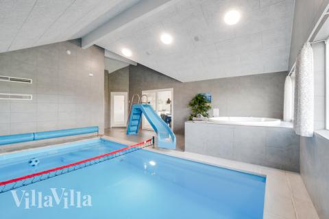 Sommerhus 478 er indrettet med en lækker poolafdeling med vandrutsjebane, dejlig stor indbygget spabad og sauna