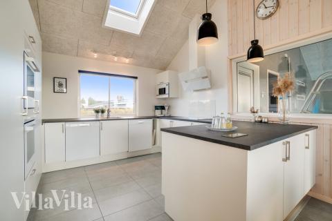 Køkkenet i luksushus nr. 477 er udstyrret, så I let kan lave mad til 18 personer.