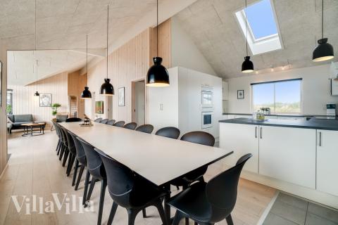 I kan sagtens side 18 personer sammen i sommerhusets opholdsrum, når I besøger luksushus 477 i Vestjylland.