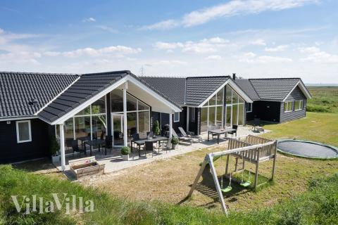 Dette skønne poolhus nr. 477 med plads til 18 personer ligger i Vestjylland