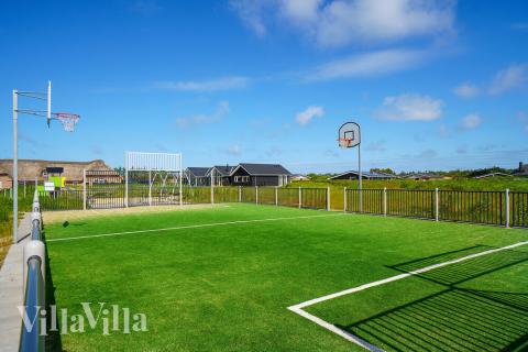 I det attraktive aktivitesrum i luksushus nr. 477 i Vestjylland  er der masser af udendørs aktiviteter, f.eks. legetårn og gynge