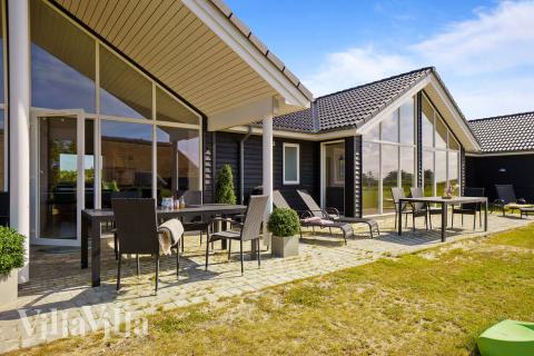 Luksushus nr. 477 har en dejlig terrasse med gode havemøbler til 18 personer.