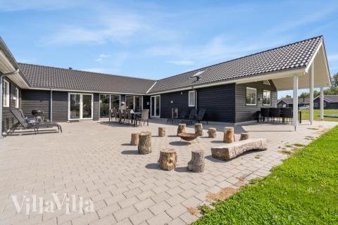 På terrassen i sommerhus nr. 470 er der plads til 24 personer.