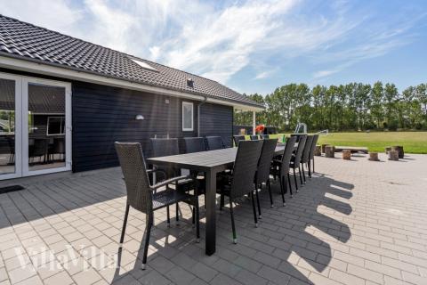 Nyd en grillaften på terrassen i luksushus nr. 470 i Lolland/Falster/Møn
