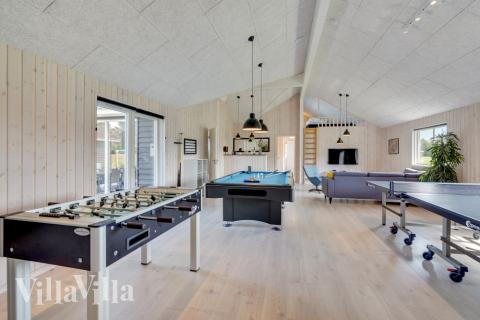 Luksushus 470 til 24 personer byder på et stort aktivitetsrum med bl.a. billard og dart