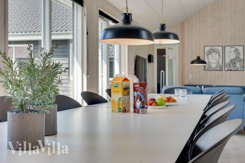 I kan sagtens side 24 personer sammen i sommerhusets opholdsrum, når I besøger luksushus 470 i Lolland/Falster/Møn.
