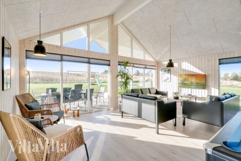 I kan sagtens side 26 personer sammen i sommerhusets opholdsrum, når I besøger luksushus 479 i Østjylland.