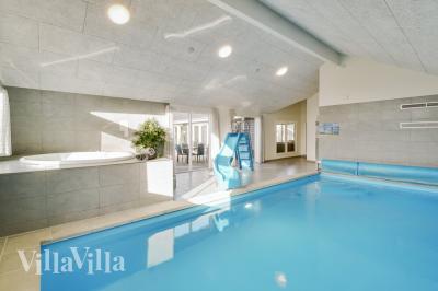 Sommerhus 479 er indrettet med en lækker poolafdeling med vandrutsjebane, dejlig stor indbygget spabad og sauna