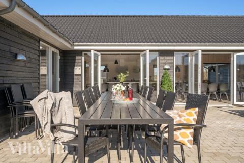 Luksushus nr. 479 har en dejlig terrasse med gode havemøbler til 26 personer.