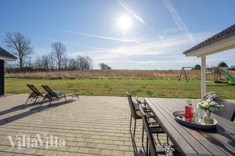 På terrassen i sommerhus nr. 479 er der plads til 26 personer.