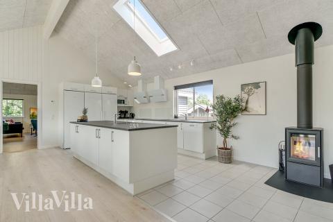 I kan sagtens side 24 personer sammen i sommerhusets opholdsrum, når I besøger luksushus 480 i Østjylland.