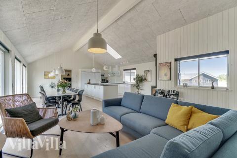 Det store lyse opholdrum i luksushus nr. 480 til 24.