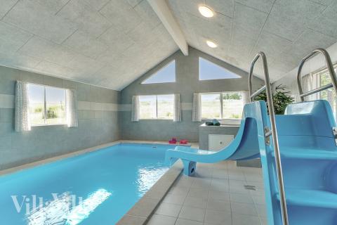 Sommerhus 480 er indrettet med en lækker poolafdeling med vandrutsjebane, dejlig stor indbygget spabad og sauna