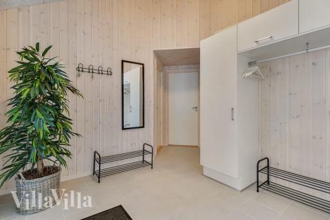 Den rummelige entre i luksushus nr. 480 i Østjylland