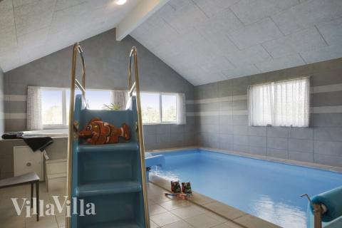 Sommerhus 481 er indrettet med en lækker poolafdeling med vandrutsjebane, dejlig stor indbygget spabad og sauna
