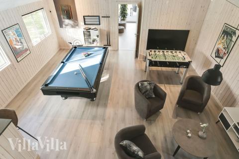 Aktivitetsrum i luksushus nr. 481 med 6 soveværelser og plads til 16 personer.