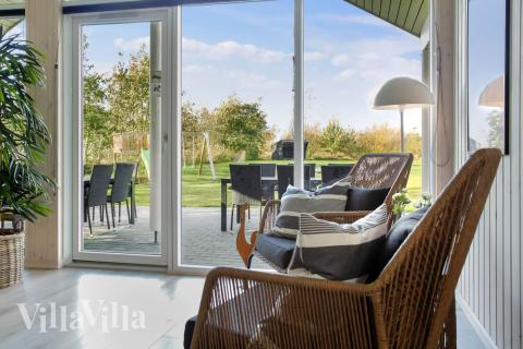 Sofaen i luksushus 481 i Lolland/Falster/Møn indbyder til brætspil eller at se en film sammen.