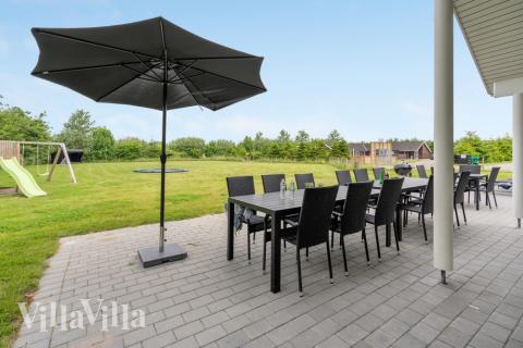 På terrassen i sommerhus nr. 481 er der plads til 16 personer.