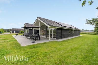 Dette skønne poolhus nr. 481 med plads til 16 personer ligger i Lolland/Falster/Møn