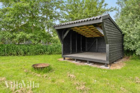 I det attraktive aktivitesrum i luksushus nr. 481 i Lolland/Falster/Møn  er der masser af udendørs aktiviteter, f.eks. legetårn og gynge