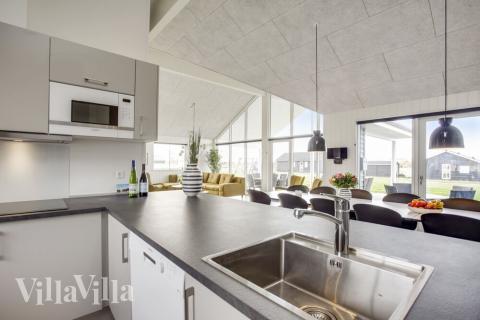 Køkkenet i luksushus nr. 489 er udstyrret, så I let kan lave mad til 18 personer.