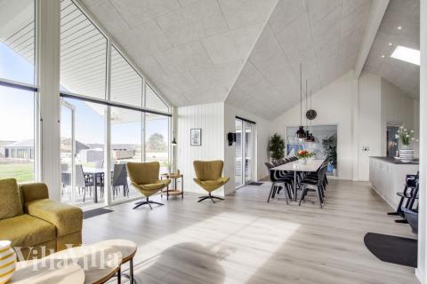 Det store lyse opholdrum i luksushus nr. 489 til 18.