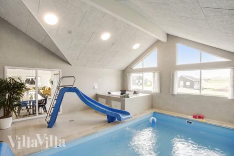 Sommerhus 489 er indrettet med en lækker poolafdeling med vandrutsjebane, dejlig stor indbygget spabad og sauna