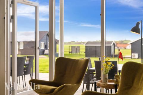 Sofaen i luksushus 489 i Østjylland indbyder til brætspil eller at se en film sammen.