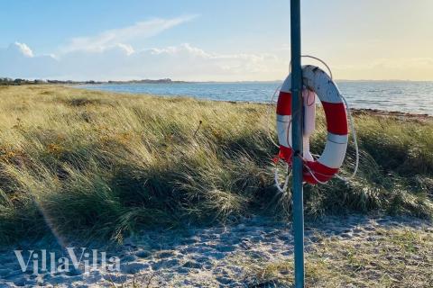 Stranden nær luksushus nr. 489 i Østjylland indbyder til en gåtur.