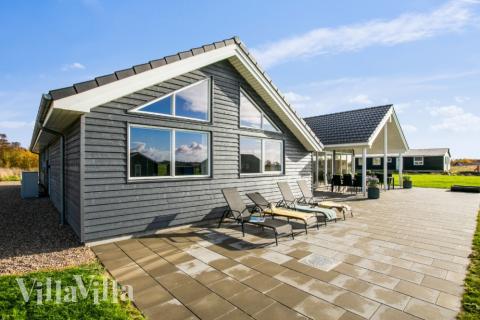 Nyd en grillaften på terrassen i luksushus nr. 489 i Østjylland