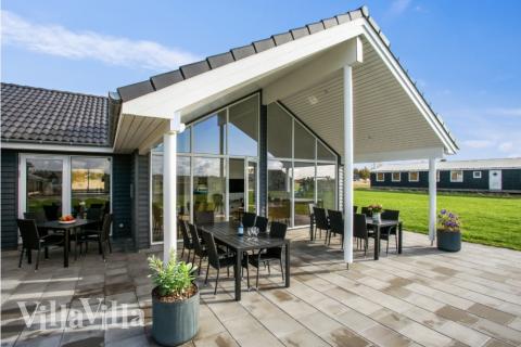 På terrassen i sommerhus nr. 489 er der plads til 18 personer.