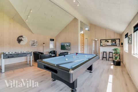 Luksushus 475 til 18 personer byder på et stort aktivitetsrum med bl.a. billard og dart