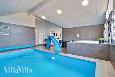 Sommerhus 475 er indrettet med en lækker poolafdeling med vandrutsjebane, dejlig stor indbygget spabad og sauna