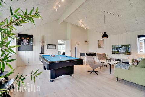 Dyst i sommerhusets aktivitetsrum, når I besøger luksushus nr. 484 i Vestjylland.