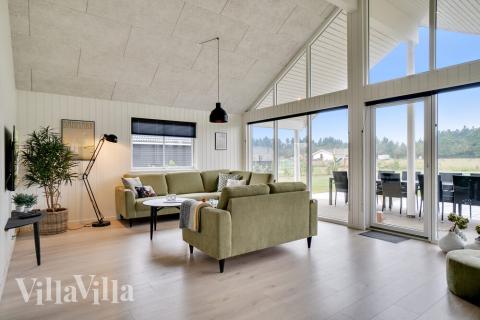 Det store lyse opholdrum i luksushus nr. 484 til 18.