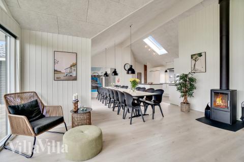 I kan sagtens side 18 personer sammen i sommerhusets opholdsrum, når I besøger luksushus 484 i Vestjylland.