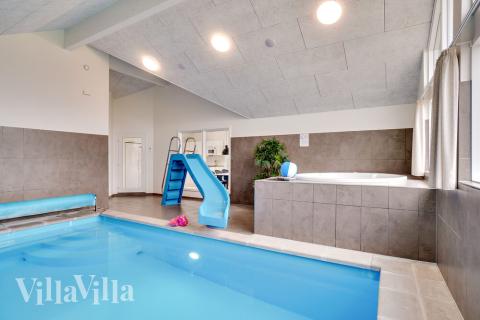 Sommerhus 484 er indrettet med en lækker poolafdeling med vandrutsjebane, dejlig stor indbygget spabad og sauna