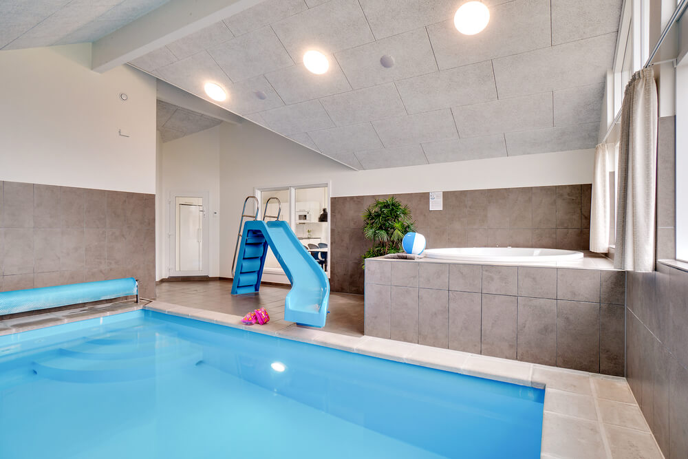 Sommerhus 484 er indrettet med en lækker poolafdeling med vandrutsjebane, dejlig stor indbygget spabad og sauna
