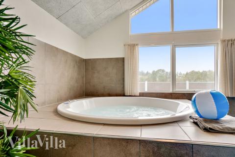 Nyd varmen i spaen i luksushus nr. 484 i Vestjylland