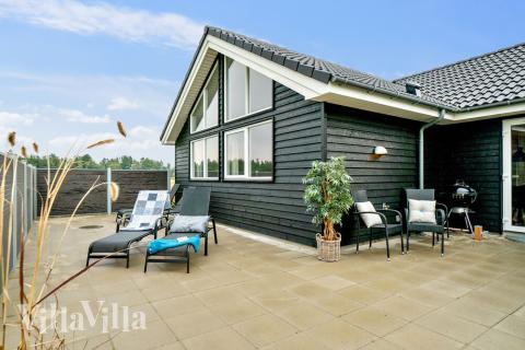 På terrassen i sommerhus nr. 484 er der plads til 18 personer.