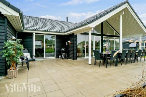 Luksushus nr. 484 har en dejlig terrasse med gode havemøbler til 18 personer.