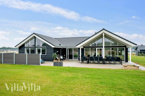 Dette skønne poolhus nr. 484 med plads til 18 personer ligger i Vestjylland