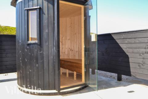 I det attraktive aktivitesrum i luksushus nr. 486 i Vestjylland  er der masser af udendørs aktiviteter, f.eks. legetårn og gynge