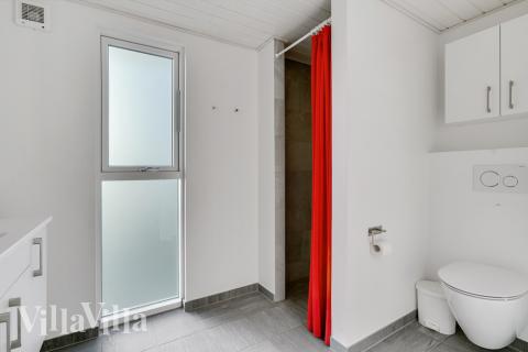 Der er bad med brus i luksushus nr. 486 til 20 personer.