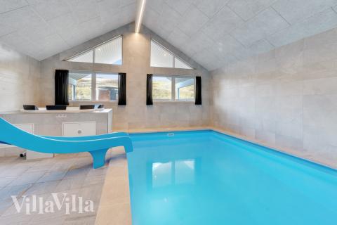 Sommerhus 486 er indrettet med en lækker poolafdeling med vandrutsjebane, dejlig stor indbygget spabad og sauna
