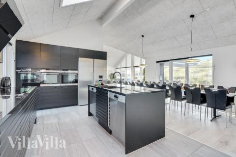 I luksushusets køkken findes alt, hvad I skal bruge til at lave mad til 20 personer. 