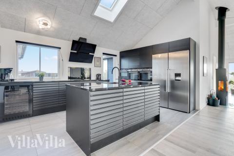 Køkkenet i luksushus nr. 486 er udstyrret, så I let kan lave mad til 20 personer.