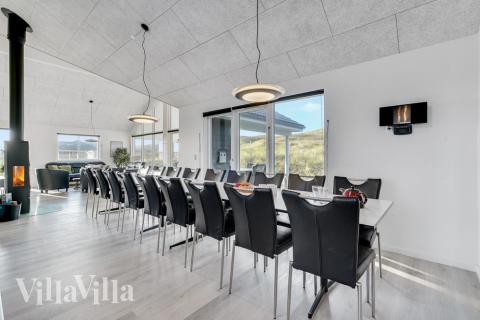 I kan sagtens side 20 personer sammen i sommerhusets opholdsrum, når I besøger luksushus 486 i Vestjylland.